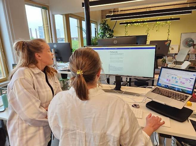 핀란드의 온라인 AI 보편교육인 ‘엘리먼츠 오브 AI’를 운영하고 있는 교육 기업 민나런(MinnaLearn)의 직원들이 프로그램을 시연해 보며 의견을 교환하고 있다.  헬싱키=박지원 기자