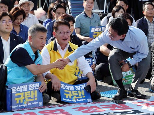 더불어민주당 박광온 원내대표(왼쪽 세 번째)가 9일 서울 세종대로에서 열린 일본 방사성 오염수 해양투기 중단 3차 범국민대회에서 이상규 진보당 전 상임대표(〃 첫 번째), 정의당 배진교 원내대표(〃 두 번째)와 인사를 나누고 있다. 뉴스1