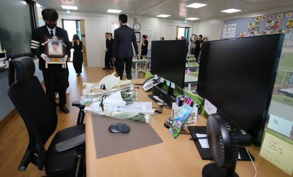 마지막 교실 찾은 숨진 교사 영정 - 학부모로부터 악성 민원에 시달리다 극단적 선택을 한 것으로 알려진 대전 초등학교 교사의 발인이 거행된 9일 유가족들이 교사가 근무했던 학교 교실로 고인의 영정을 들고 들어서고 있다. 2023.9.9 뉴스1