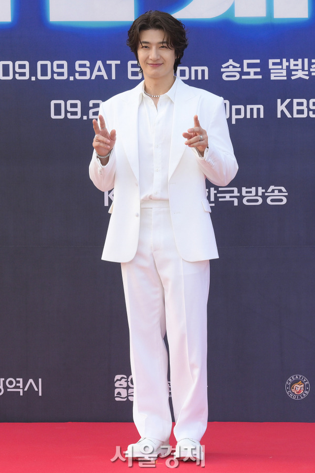 그룹 지오디(god) 손호영이 9일 오후 인천 연수구 송도달빛축제공원에서 열린 KBS 50주년xgod 20년 특집 ‘ㅇㅁㄷ 지오디’ 콘서트 포토콜에서 포즈를 취하고 있다. 김규빈 기자