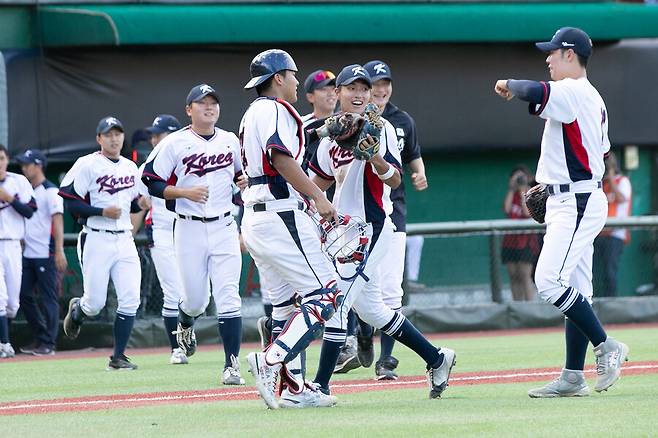 ▲18세 이하 청소년 대표팀 선수들이 승리 후 기뻐하고 있다. ⓒWBSC