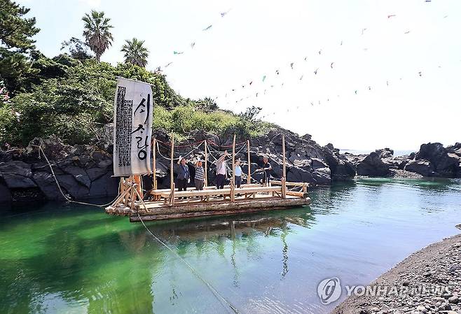 "제주 전통배 '테우' 바다로" (서귀포=연합뉴스) 변지철 기자 = 9일 오전 제주 서귀포시 하효마을 쇠소깍에서 '제19회 쇠소깍 축제' 식전 행사로 제주의 전통 배인 '테우'를 건조해 물에 띄우는 진수식이 열리고 있다. 2023.9.9 bjc@yna.co.kr