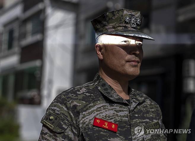 국방부 앞에 선 박정훈 전 수사단장 (서울=연합뉴스) 윤동진 기자 = 채 모 상병 순직 사건을 수사하다 해임된 박정훈 전 해병대 수사단장(대령)이 5일 오전 항명 혐의에 대한 조사를 받기 위해 용산구 국방부 군 검찰에 출석하며 취재진 질문을 듣고 있다. 2023.9.5 mon@yna.co.kr