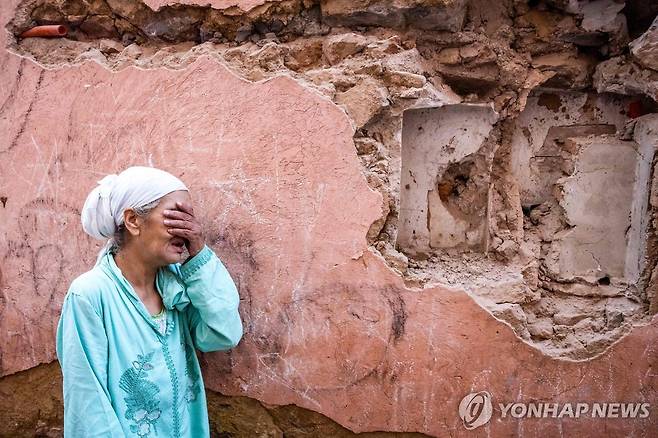 우는 여성 (마라케시[모로코] AFP=연합뉴스) 9일(현지시간) 모로코 마라케시의 구시가지에서 한 여성이 지진으로 파손된 집 앞에 서서 울고 있다. 2023.09.09 photo@yna.co.kr