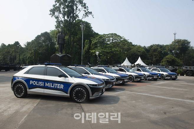 8일(현지시간) 제 43회 아세안 정상회의 주요 행사가 열린 인도네시아 자카르타 ‘겔로라 붕 카르노 스포츠 컴플렉스(Gelora Bung Karno Sports Complex)’에서 주요 국가 의전 선도 차량으로 사용된 아이오닉 5 차량이 정상회의 종료 후 정차 중인 모습.