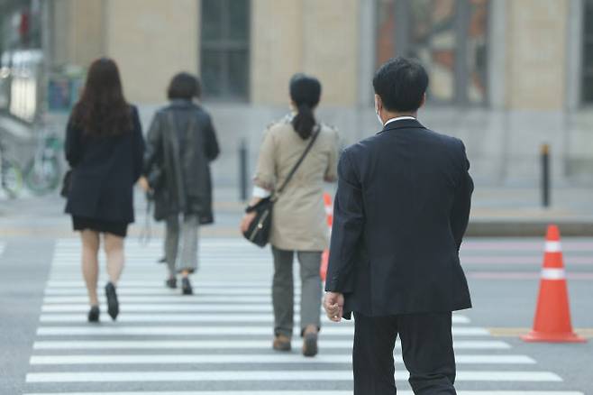 서울 종로구 광화문네거리에서 직장인들이 출근하고 있다. (사진= 연합뉴스)