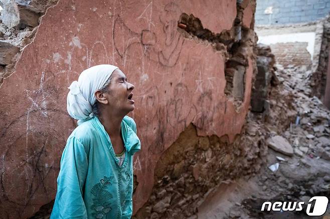 마라케시의 허물어진 주택 앞에서 한 주민이 오열하고 있다. 2023.9.9 ⓒ AFP=뉴스1 ⓒ News1 우동명 기자