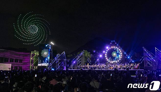 9일 오후 서울 종로구 청와대에서 열린 '블루하우스 콘서트'에서 드론쇼가 펼쳐지고 있다. 2023.9.9/뉴스1 ⓒ News1 이승배 기자