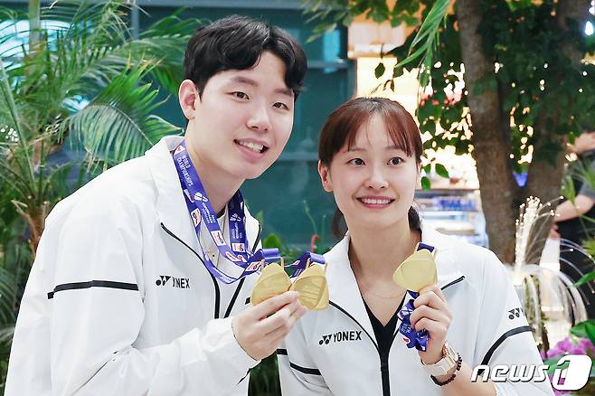 2023 세계배드민턴연맹(BWF) 세계선수권대회 혼합 복식 정상에 오른 서승재(왼쪽)와 채유정이 29일 오전 인천국제공항을 통해 귀국해 금메달을 목에 걸고 포즈를 취하고 있다. 2023.8.29/뉴스1 ⓒ News1 민경석 기자