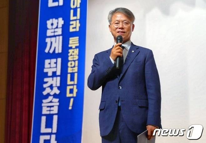 민형배 더불어민주당 의원이 광주 광산구을 지역위원장으로 공식 복귀해 핵심 당원 결의대회에서 축사를 하고 있다.(민형배 의원실 제공)2023.9.10/뉴스1