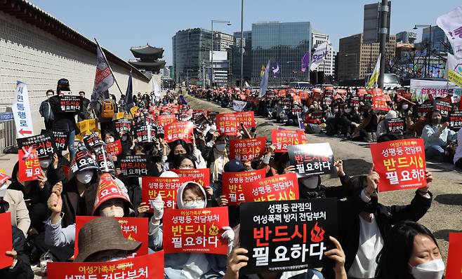 여성폭력피해자지원현장단체연대 관계자들이 지난해 4월 7일 서울 종로구 광화문 앞에서 열린 '성평등 관점의 여성폭력방지 전담부처 반드시 필요하다' 기자회견에서 구호를 외치고 있다. /뉴스1