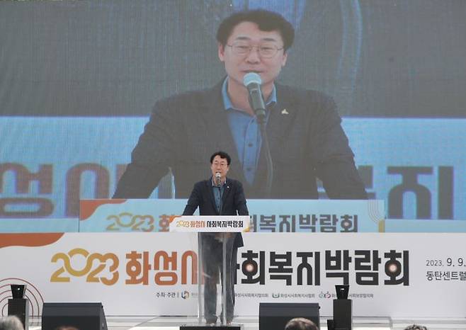 ‘제24회 사회복지의 날’ 기념 사회복지박람회에서 정명근 시장이 인사말을 하고 있다.ⓒ화성시