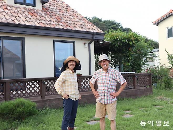 전원생활을 만끽하게 해주는 집 앞에서 부부가 포즈를 취했다. 귀촌한 지는 5년, 이 집에 들어온 지는 3년쯤 된다.   춘천=서영아 기자 sya@donga.com