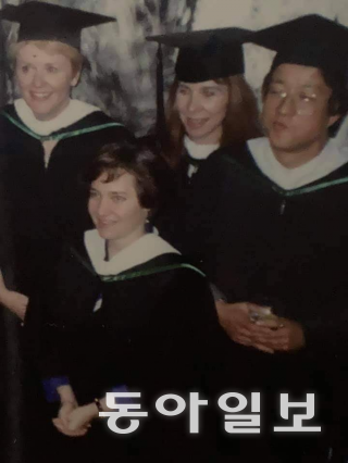 뉴욕에서 주경야독으로 마친 석사 졸업식에서. 박의서 씨 제공