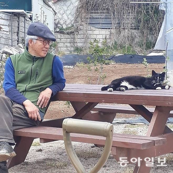 서울의 유명 재건축 아파트의 오래된 주민이었다. 이 아파트를 고양이의 시선으로 다룬 다큐멘터리 영화 ‘고양이들의 아파트’에 등장한 ‘깜이’가 지금 박 씨네 집에서 산다. 영화 관계자가 큰딸의 친구였고, 깜이는 딸을 거쳐 박 씨에게로 왔다.   박의서 씨 제공