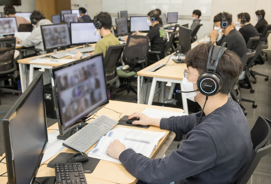 2021년 하반기 온라인 직무적성검사(GSAT)를 앞두고 감독관들이 응시자들을 대상으로 예비소집을 진행한 모습. 삼성 제공