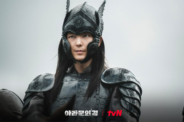 TvNs Saturday-Sunday drama Arthdal Chronicles: The Sword of Aramoon began, a follow-up to Arthdal Chronicles, which aired four years ago.During those four years, the actors of Eunseom and Riho Sayashi, the two main characters of Arthdal Chronicles: The Sword of Aramoon, changed from Song Joong-ki to Lee Joon-gi and Tanya from Kim Ji-won to Shin Se-kyung.Arthdal Chronicles: The Sword of Aramoon.There may be many reasons, but the biggest thing is that The Chronicles of Arthdal did not achieve as great an achievement as it originally had. was broadcasted up to Part 3 and achieved the highest audience rating of 8.9% (Nielsen Korea), but ended with double-digit ratings.Of course, the world depicted by the Arthdal Chronicles was of challenging value that could not be easily judged by ratings.The reason why Remady is drawn about how civilization was born with cultural anthropological viewpoints in the background of prehistoric times, what conflicts occurred in the process, and how things such as state and religion were created and how the forces were confronted, It is just like drawing a history directly on an empty drawing paper.The important thing is that it was never easy to draw and deliver a virtual world by setting up strange characters from Arthdal to Ignite Brain Atal.So, in a way, the Arthdal Chronicles seemed to end with drawing the sketch of this world.Arthdal Chronicles: The Sword of Aramoon.Maybe thats why., along with the illustrations in the first part, briefly explains the world of the , which corresponds to Season 1, and then Lee Joon-gi, Starts with a story about the Bato tribe trying to get rid of them.Of course, it is Riho Sayashi (Lee Joon-gi), the general of Aragon and a bantam mate (twin) of the island.However, Eunseom, who has already seen this trick, escapes from them and is driven to the river, and Riho Sayashis soldiers chasing them shout to him, God only punishes the weak, give up! Inaishingi.Its a short battle scene, but it compresses a picture of the world that Arthdal Chronicles: The Sword of Aramoon will paint in the future: Tagon, Lord of Arthdal!(Jang Dong-gun) and the head of the Aggo tribe against him, and what the confrontation of Eun-seom, called Second Coming or Ishingi, means.Tagon! Is a strong person, so it looks like a trustee, but Eunseom is a person who shows the power of unity that has gathered the tribes and gathered the weak.The fact that they fight against the army of Tagon! But they do not loot like them symbolizes that the country they are trying to build is different from Tagon!So when Riho Sayashis soldiers mention the weak and ask Eunseom to give up, Eunseom confronts him and says, Yes, thats right, God punishes the weak any God.In the meantime, he calls out the allied forces that have been hiding with a whistling bow and exclaims, Now, you weak people, be punished. Here, the strength and weakness of Eunseom are conveyed in a different sense.The power that comes from uniting not only with force but also with hope for a better life is really strong.From the first time, the Aggo crossed the Nodshan River and occupied Hanchoa Castle and opened the door to the war against Arthdals army in the field.Can the Aggos silver island lead the war to victory against Arthdal, who has more strength in the field battle?The story of Tagon! To see the end of the conquest war based on powerful power, Eunseom to confront it through the coalition forces, and Tanya to reduce further sacrifices and end the war as a priest were centered around this war.There was a mixed concern about Lee Joon-gi and Shin Se-kyung playing the role of Eunseom and Tanya, respectively, but the first time was enough to erase it.I did not have to draw a sketch, but I ran to Remady and made them immersed in their role. What about it?Will  secure the lack of popularity of  and make it look again at the value of the world depicted by ?How exciting Remadys fun will be portrayed in  is the key to the direction of the series and even the re-interest of the previous season.