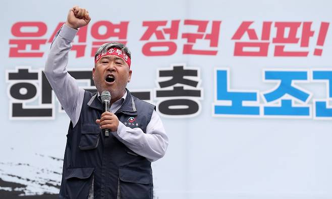 김동명 한국노총 위원장이 서울 중구 세종대로 일대에서 열린 결의대회에서 윤석열 정권 심판과 최저임금 인상, 정부의 노조 탄압 중단 등을 촉구하고 있다. 6.27 ⓒ News1 김진환 기자