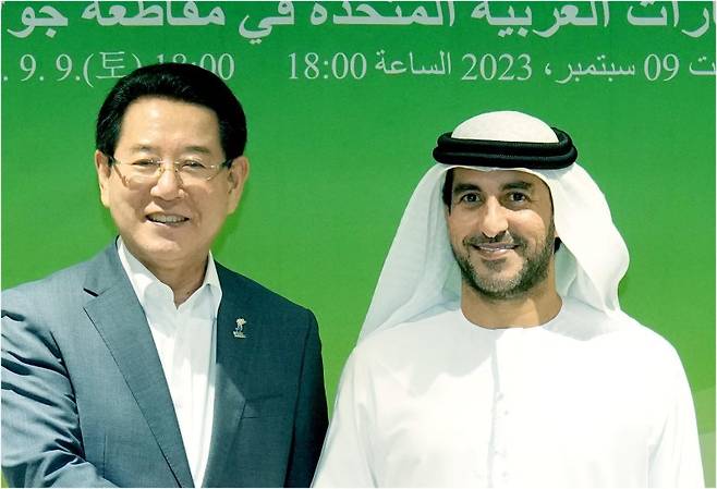 김영록 전남도지사(왼쪽)가 지난 9일 전남을 방문한 아랍에미리트(UAE) 셰이크 아흐메드 빈 파이살 알 카시미 왕자와 환영 만찬을 마치고 기념촬영을 하고 있다. 전남도 제공