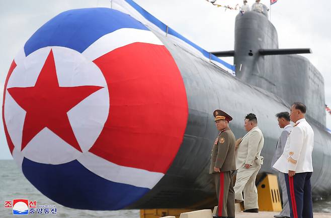 북한이 8일 수중에서 핵 공격이 가능한 전술핵공격잠수함을 건조했다고 밝혔다. 지난 6일 열린 진수식에는 김정은 국무위원장과 김덕훈 내각총리 등이 참석했다. 조선중앙통신 연합뉴스