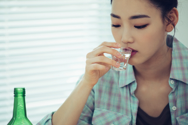 술 마시고 얼굴이 빨개졌다 하얘지는 것은 필요 이상으로 과음했다는 신호일 수 있어 안심하면 안 된다./사진=클립아트코리아