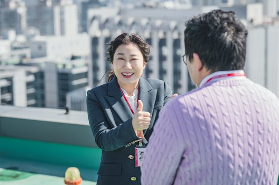 고해라는 출산휴가·육아휴직을 쓰려는 직원을 퇴직시키면 과장직을 주겠다는 제안을 받지만, '워킹맘' 동료의 고충에 공감하며 오히려 퇴직을 막으려 노력한다. [사진 티빙]