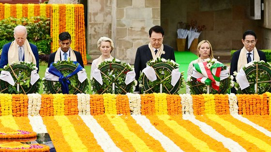 주요20개국(G20) 정상회의 참석차 인도를 방문 중인 윤석열 대통령이 이틀차 회의에 앞서 10일(현지시간) 오전 뉴델리 마하트마 간디 추모공원인 라즈가트를 방문해 G20 정상들과 함께 헌화하고 있다. 뉴시스