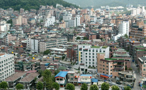 Sillim-dong's "goshi village" in 2011 (Herald DB)