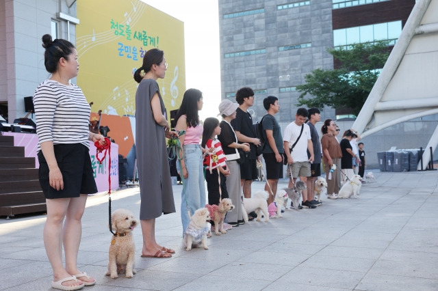 9일 청도야외공연장에서 열린 ‘2023 청도 펫티켓 문화콘서트’는 반려동물과 관련된 다양한 체험 프로그램이 운영돼 반려 가족들의 만족도를 높였다.   청도군 제공