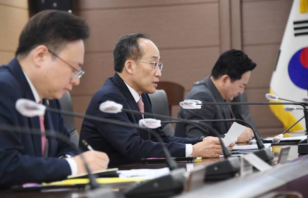 추경호 부총리 겸 기획재정부 장관이 지난 2월 20일 정부세종청사에서 열린 비상경제장관회의에서 ‘신성장 4.0 전략 2023년 추진계획 및 연도별 로드맵’을 설명하고 있다. 기획재정부 제공