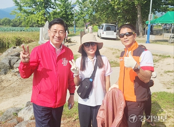 전진선 군수가 양평군의용소방연합대 회원들과 함께 두물머리 나루터에서 수변 환경 정화 활동을 하며 환하게 웃고 있다. 황선주기자