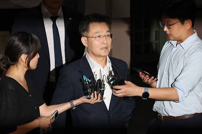 ▲김만배 전 머니투데이 법조팀장(화천대유 대주주)이지난 7일 오전 구속기간 만료로 석방돼 서울구치소에서 나와 취재진 질문에 답하고 있다. ⓒ연합뉴스