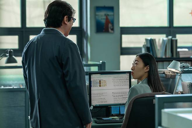 오남은 직장에서도 동료들과 교류가 없었다. 그저 스토커처럼 멀리서 모미를 지켜볼 뿐이었다. [사진 제공=넷플릭스]