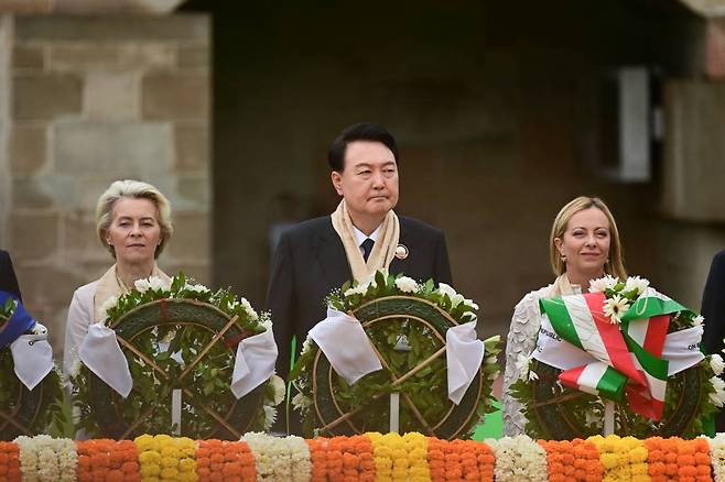 [뉴델리=뉴시스] 전신 기자 = 윤석열 대통령이 10일(현지시간) 뉴델리 마하트마 간디 추모공원인 라즈가트를 방문해 각국 정상들과 함께 헌화하고 있다. (공동취재) 2023.09.10.