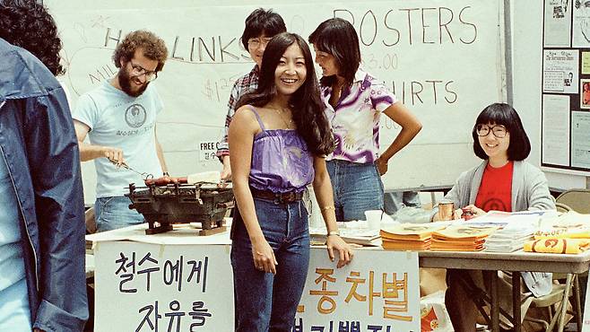 철수 리 구명 운동 벌이는 랑코(중앙)와 사람들[커넥트 픽쳐스 제공]