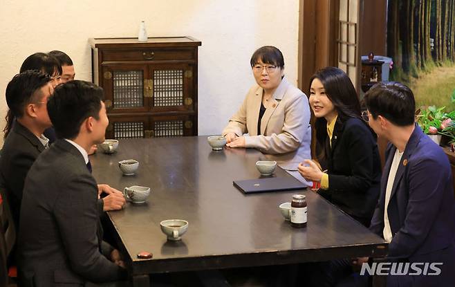 [뉴델리=뉴시스] 전신 기자 = 윤석열 대통령 부인 김건희 여사가 10일(현지시간) 인도 구르가온 한정식집에서 인도 진출 소상공인 청년들과 만나 대화하고 있다. (공동취재) 2023.09.10. photo1006@newsis.com