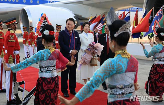 [자카르타=뉴시스] 전신 기자 = 동아시아국가연합(아세안·ASEAN) 정상회의 참석차 인도네시아를 방문한 윤석열 대통령과 부인 김건희 여사가 5일(현지시간) 자카르타 수카르노 하타 국제공항에 도착해 환영나온 무용단의 공연을 관람하고 있다. (사진=대통령실 제공) 2023.09.05. photo@newsis.com *재판매 및 DB 금지