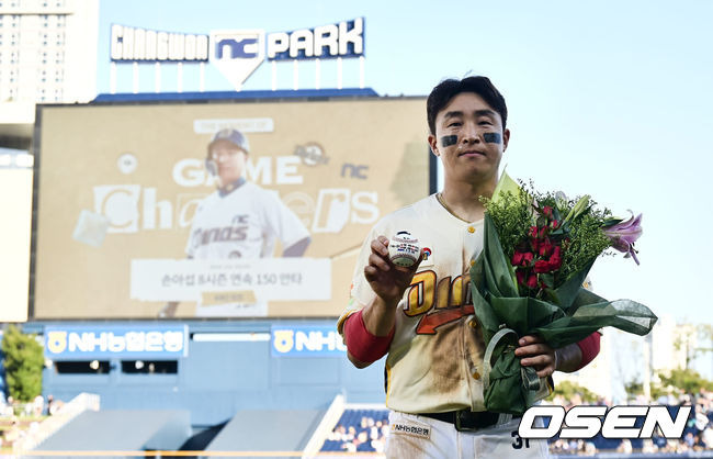 [OSEN=창원, 이석우 기자]8년 연속 150안타 대기록을 달성한 NC 다이노스 손아섭이 경기가 끝난 후 기념구를 들고 기념촬영을 하고 있다. 2023.09.09 / foto0307@osen.co.kr