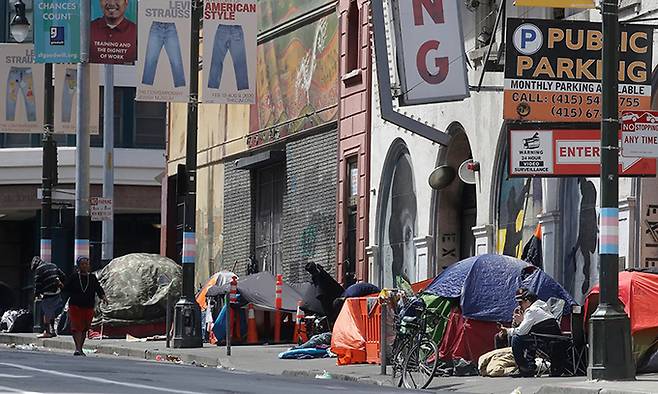 코로나19 팬데믹 확산 이후 일어난 인구 이동으로 도심이 공동화된 미국 샌프란시스코의 거리에 2020년 노숙자들의 텐트가 늘어서 있다. 샌프란시스코=AP연합뉴스