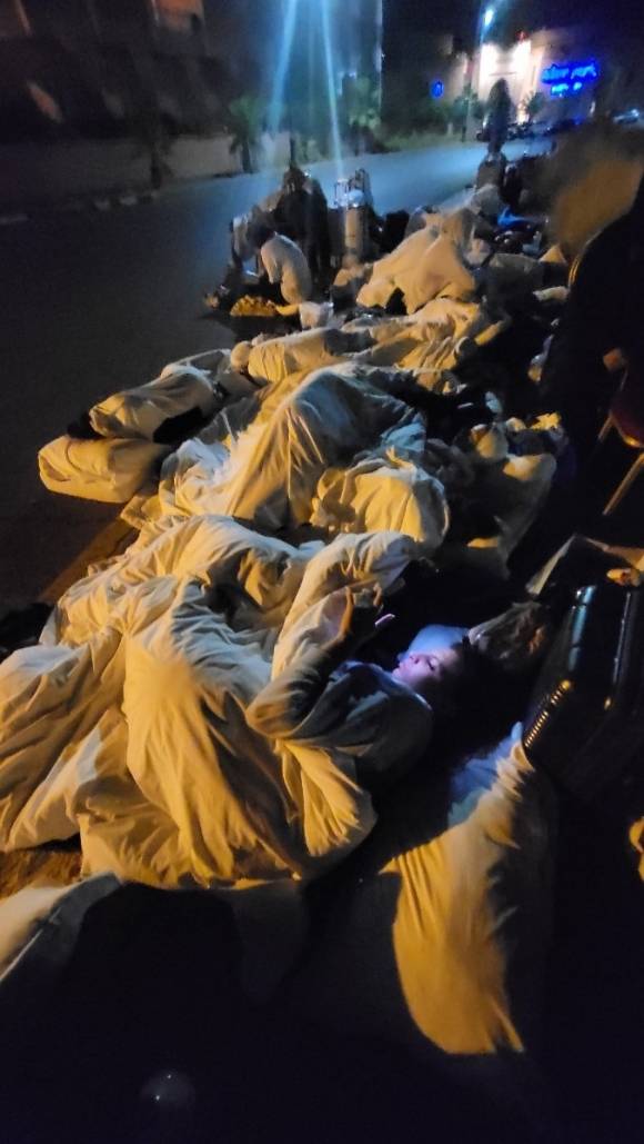 지난 7일 밤 모로코에서 발생한 규모 6.8 지진으로 인해 마라케시 및 므군에서 열리는 세계지질공원 총회에 참석한 세계유산본부 한라산연구부장 등 3명과 유네스코등록유산관리위원회 지질공원분과위원 3명 등 총 6명이  조기 귀국을 검토하고 있다. 사진은 대표단 숙소 밖으로 대피하고 있는 사람들의 모습. 제주도 제공
