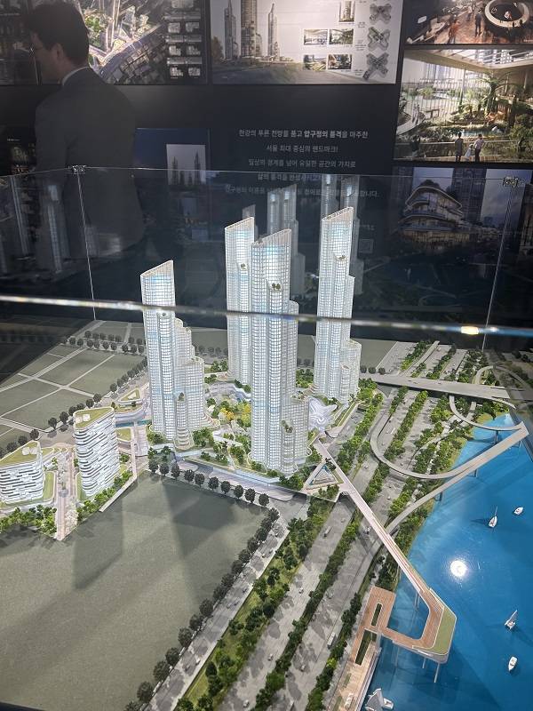 B 설계업체의 압구정4구역 재건축 모형. /신미진 기자