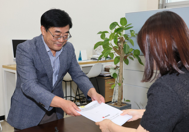 김진선 국민의힘 서울강서병 당협위원장이 10일 국회 국민의힘 기획조정국에서 서울 강서구청장 보궐선거 공천을 위한 후보 등록을 하고 있다. 연합뉴스