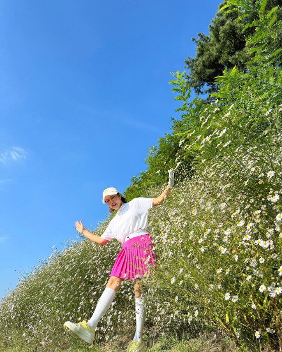 Song Ga-in posted several photos on his Instagram on the 9th, saying, Its fun to work and relax!  ⁇  101 golf shoes that are too comfortable to wear haha All have a fun weekend.On the other hand, Song Ga-in is loved by the public with various activities such as performances and entertainment.