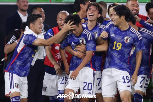 일본 대표팀 동료들의 축하를 받는 쿠보 타케후사(가운데). /AFPBBNews=뉴스1