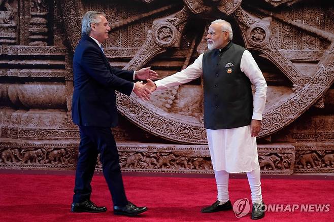 인도 모디 총리와 악수하는 아르헨티나 페르난데스 대통령 (뉴델리 AFP=연합뉴스) G20 정상회의에 앞서 아르헨티나 알베르토 페르난데스 대통령이 나렌드라 모디 인도 총리와 악수하고 있다. 2023.9.10