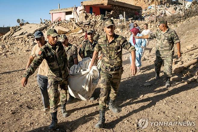 지진 피해자 구조에 나선 모로코군 [AFP 연합뉴스. 재판매 및 DB 금지]