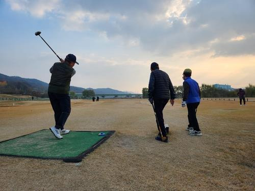 파크골프하는 동호인들 [충남도 제공. 재판매 및 DB 금지]