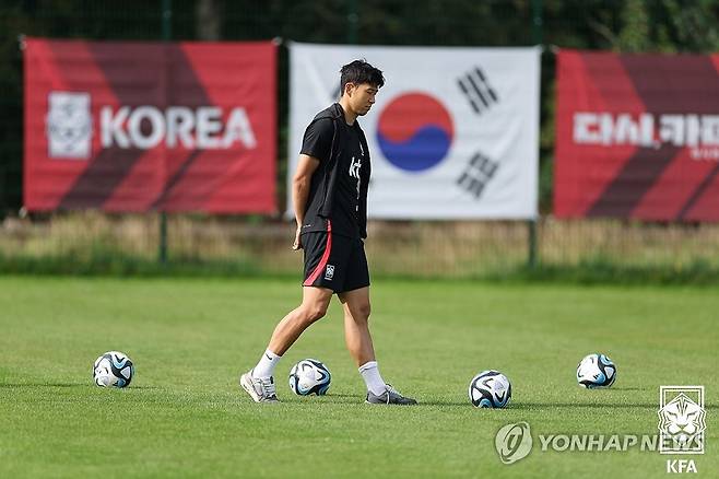 훈련 참석한 손흥민 '사우디전 해법은' (서울=연합뉴스) 사우디아라비아와의 평가전을 앞둔 남자 축구 국가대표팀 손흥민이 8일(현지시간) 영국 웨일스 카디프 인터내셔널 스포츠 캠퍼스에서 열린 훈련에서 생각에 잠겨 있다. 2023.9.9 [대한축구협회 제공. 재판매 및 DB 금지] photo@yna.co.kr