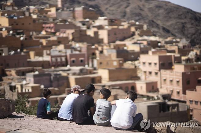 집 잃고 거리로 나온 모로코 어린이들 [AP 연합뉴스]