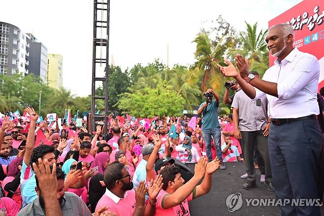 지지자들에게 인사하는 무이주 후보 (말레[몰디브] AFP=연합뉴스) 몰디브의 야당 국민의회(PNC) 대선후보 모하메드 무이주가 대선을 하루 앞둔 지난 8일 수도 말레에서 지지자들에게 인사하고 있다. 2023.09.10